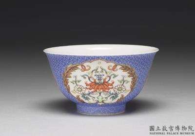 图片[2]-Teacup in yangcai polychrome enamels with incised blue ground pattern of flower brocade, Qing dynasty, Qianlong reign (1736-1795)-China Archive